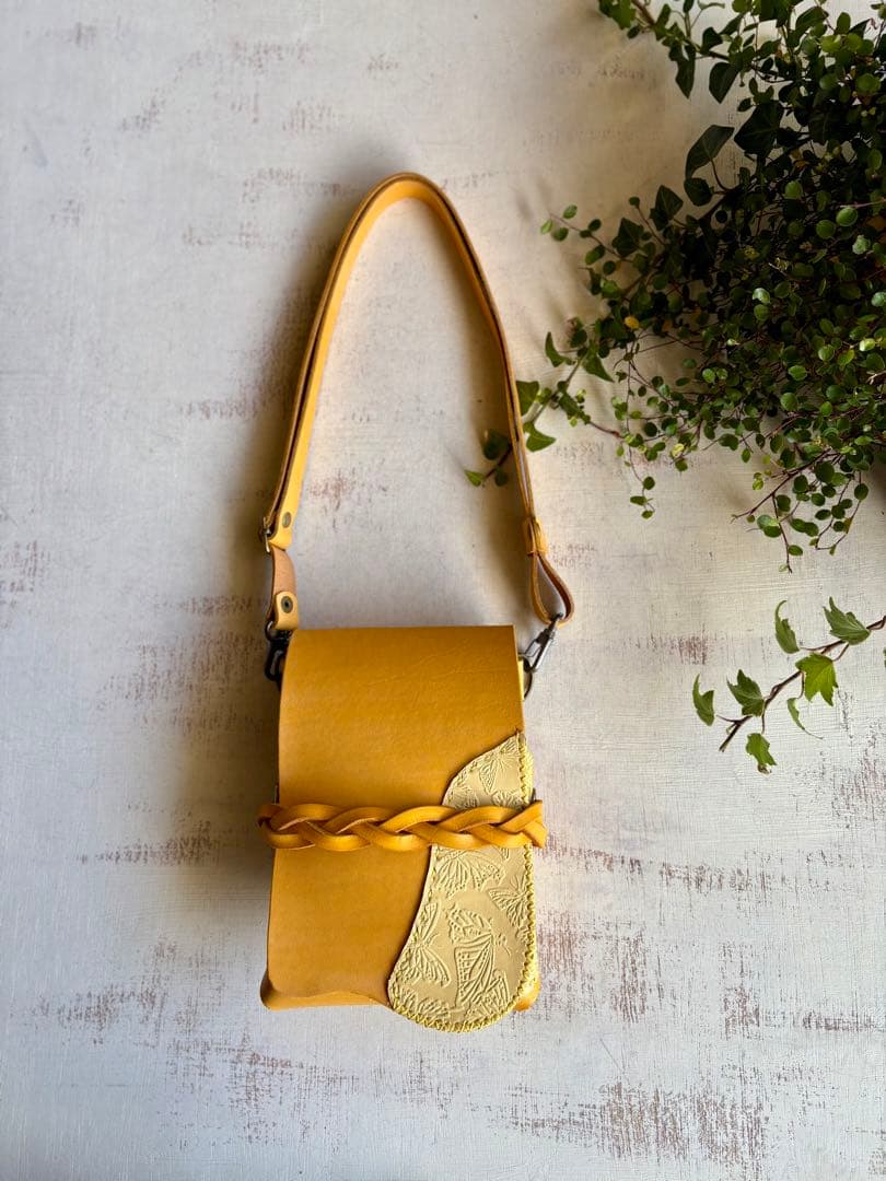 sakura 手染めイエロー、蝶型押しの蓋付きシザーケース