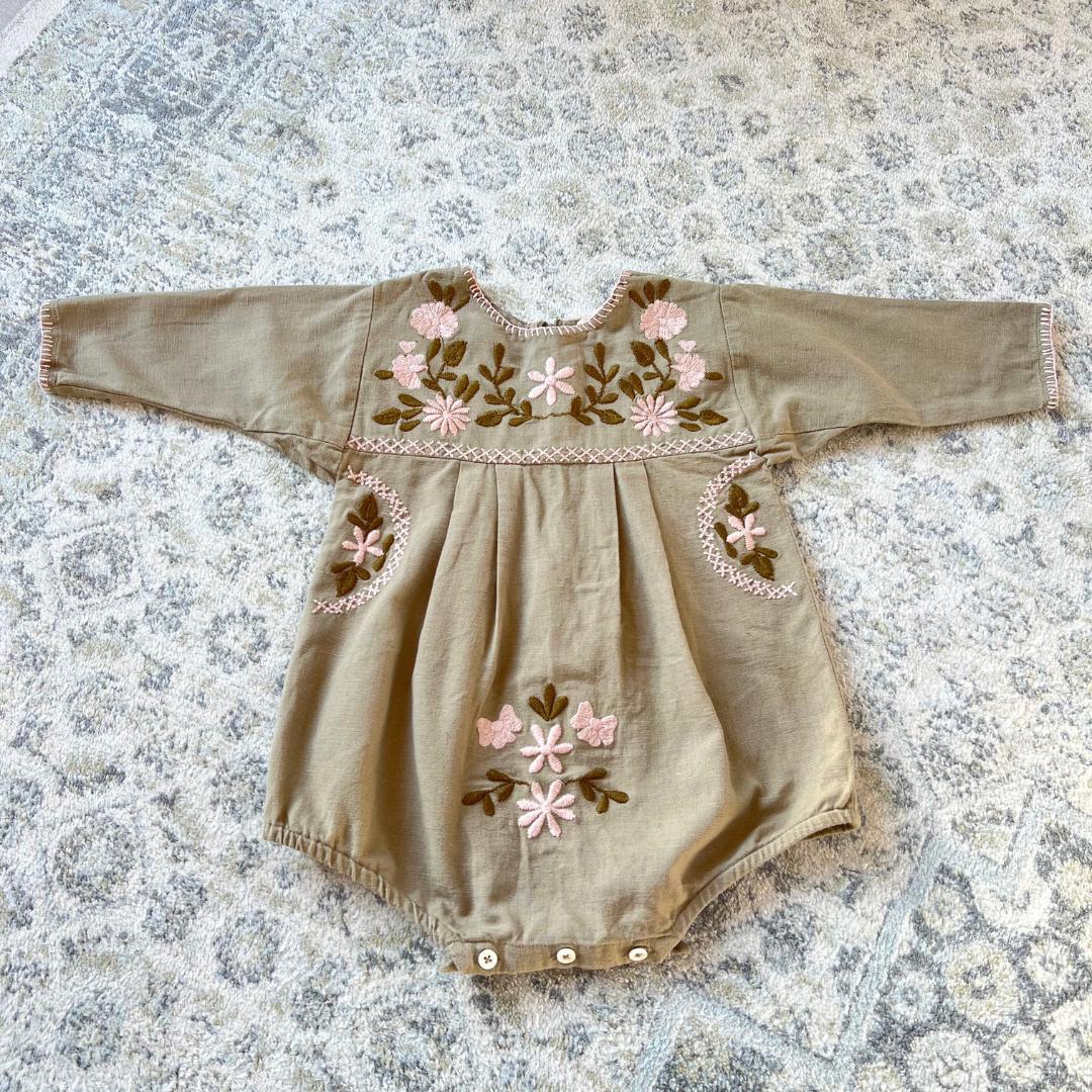 Apolina 刺繍入りロンパース L 18~24M