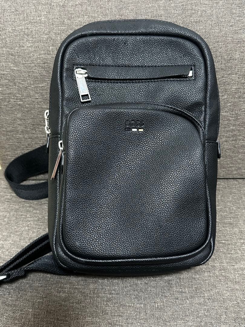HUGO BOSS ボディバッグ　美品　黒　メンズ