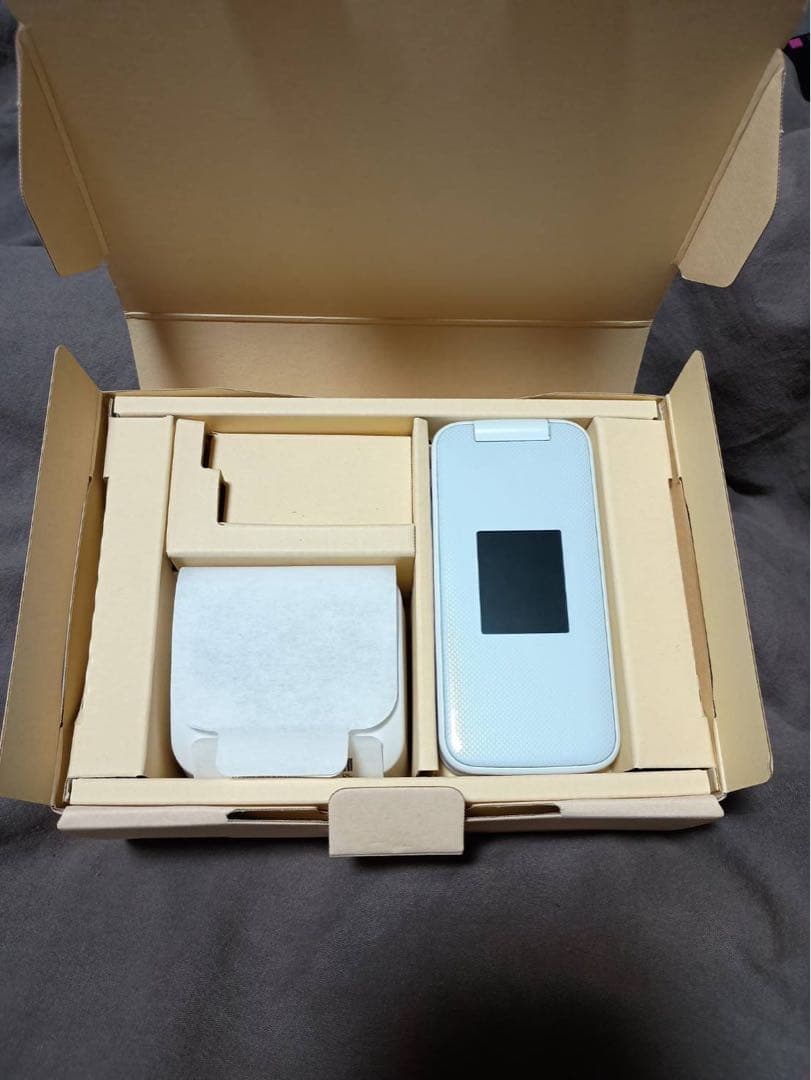 DOCOMO らくらくホン　F-41F　白、ホワイト　 未使用品