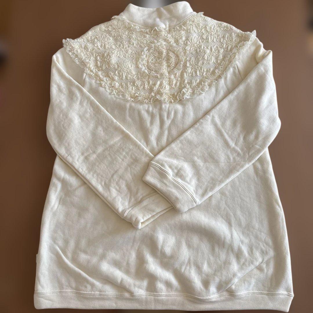 サエラヒスクローネ フラワーレース装飾クリーム色長袖パジャマ　スウェット