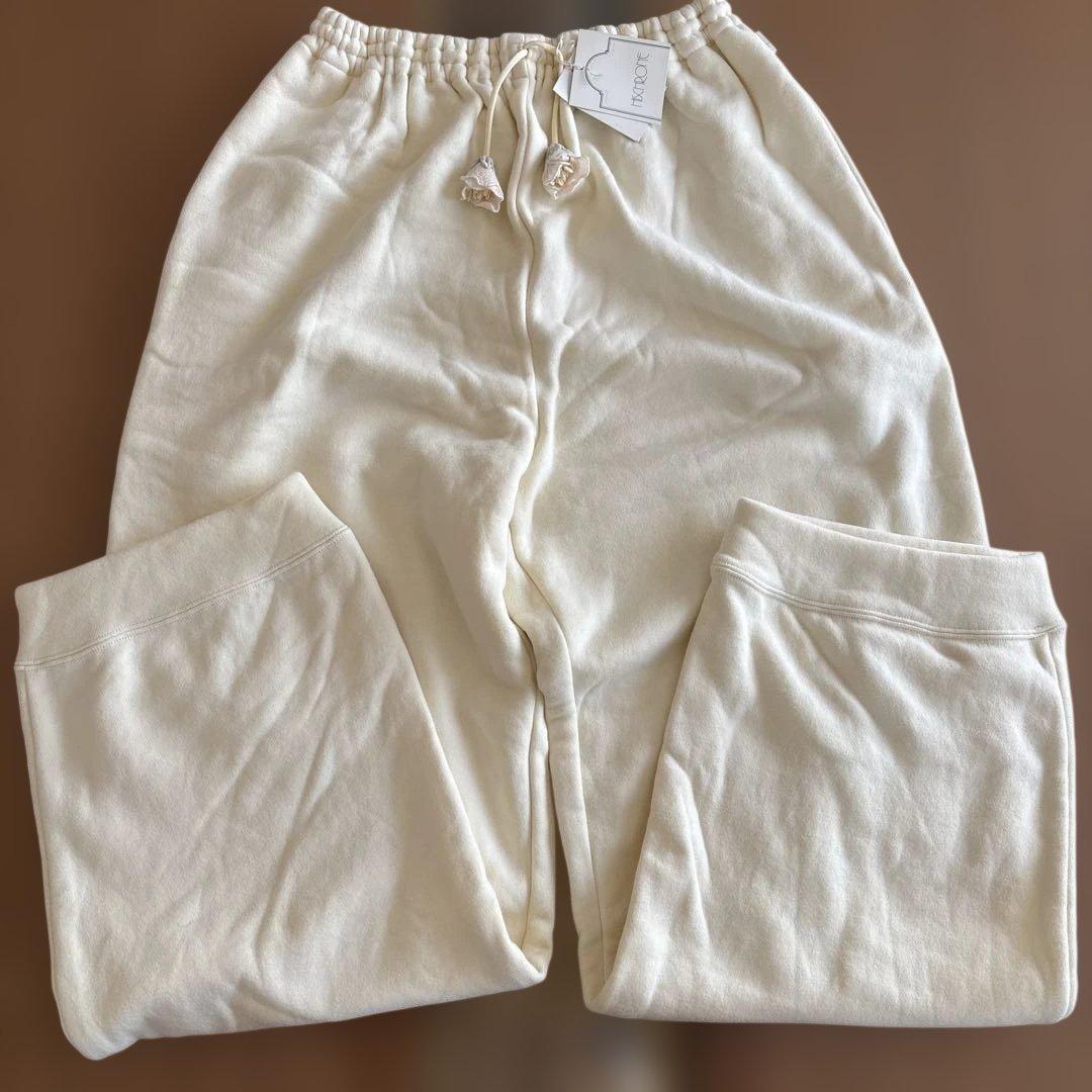 サエラヒスクローネ フラワーレース装飾クリーム色長袖パジャマ　スウェット