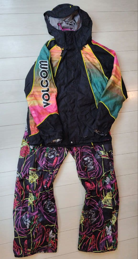 VOLCOM スノーボードウェア ジャケットとパンツ