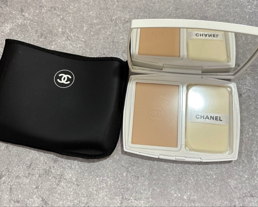 シャネル　ル　ブラン　ブライトニング　コンパクト　B20