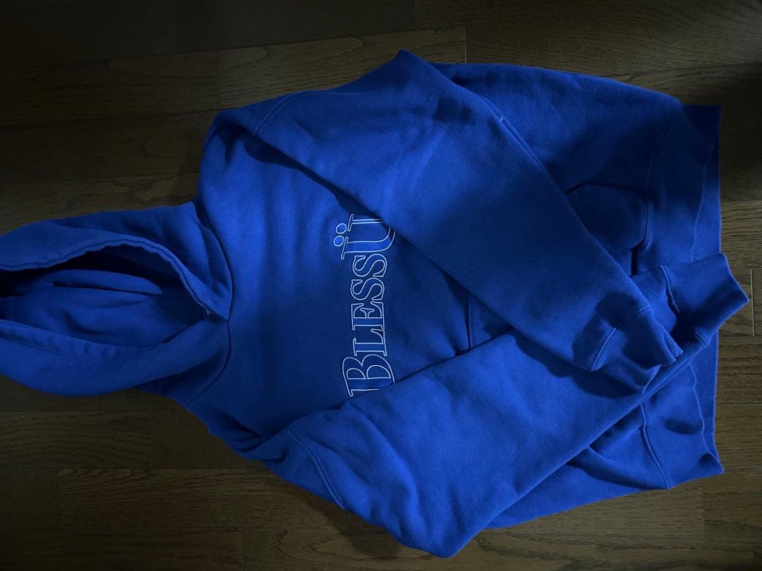 BLESSU ロゴ入り 青 フード付きパーカー