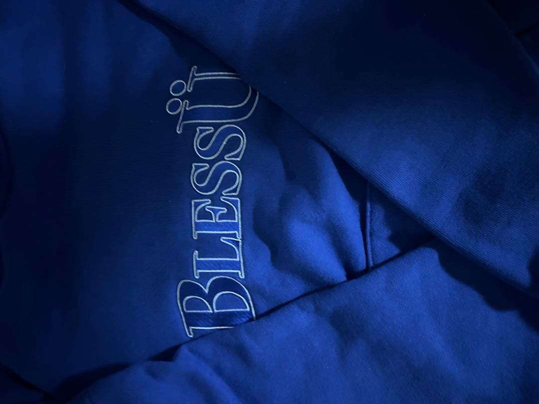 BLESSU ロゴ入り 青 フード付きパーカー