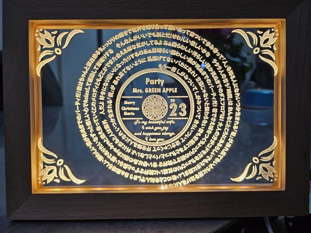 お好きな曲の歌詞を入れたパーソナライズされたLEDサイン。完璧なギフト。