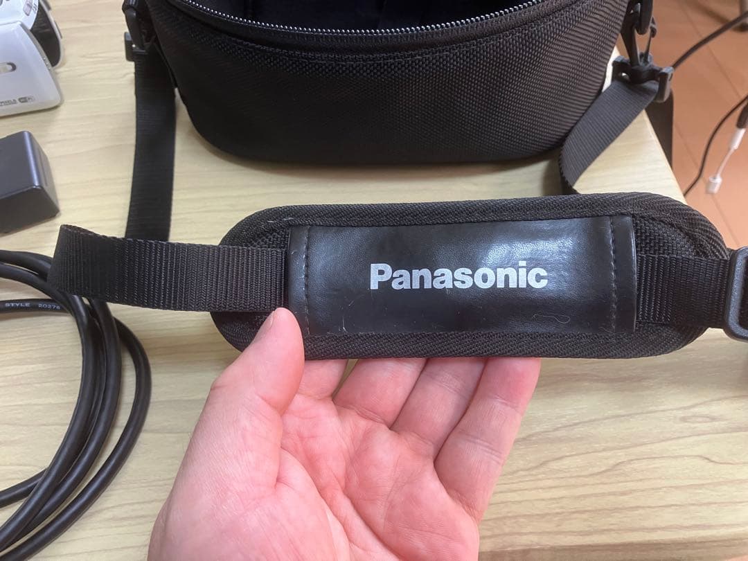 Panasonic HC-V520M ビデオカメラ、パナソニック製のケース付き