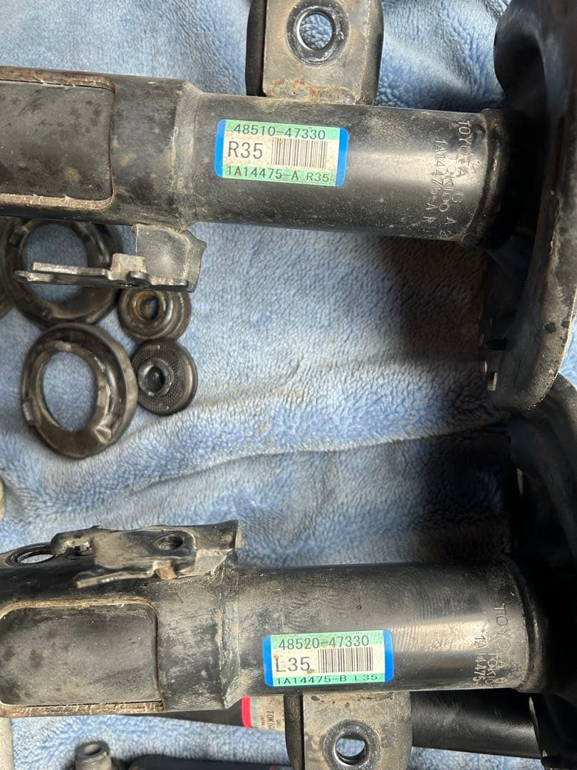 プリウスα後期　純正ショックアブソーバー