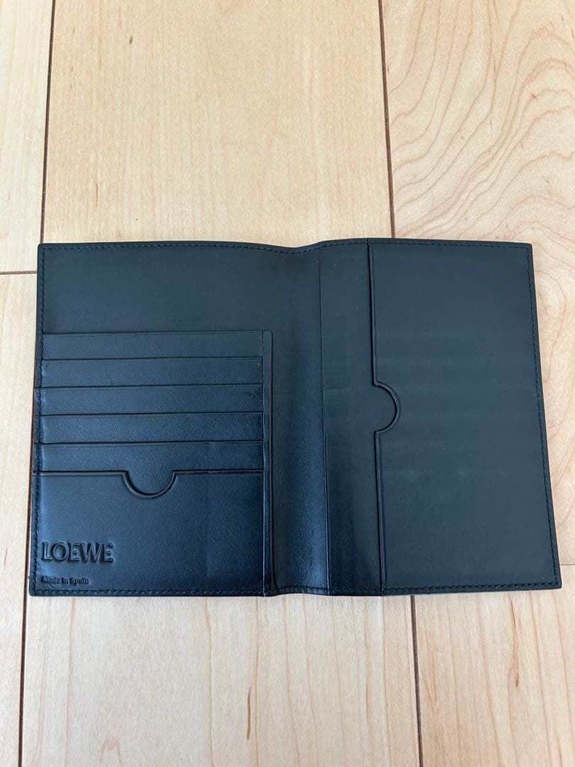 LOEWE ブラック パスポートケース
