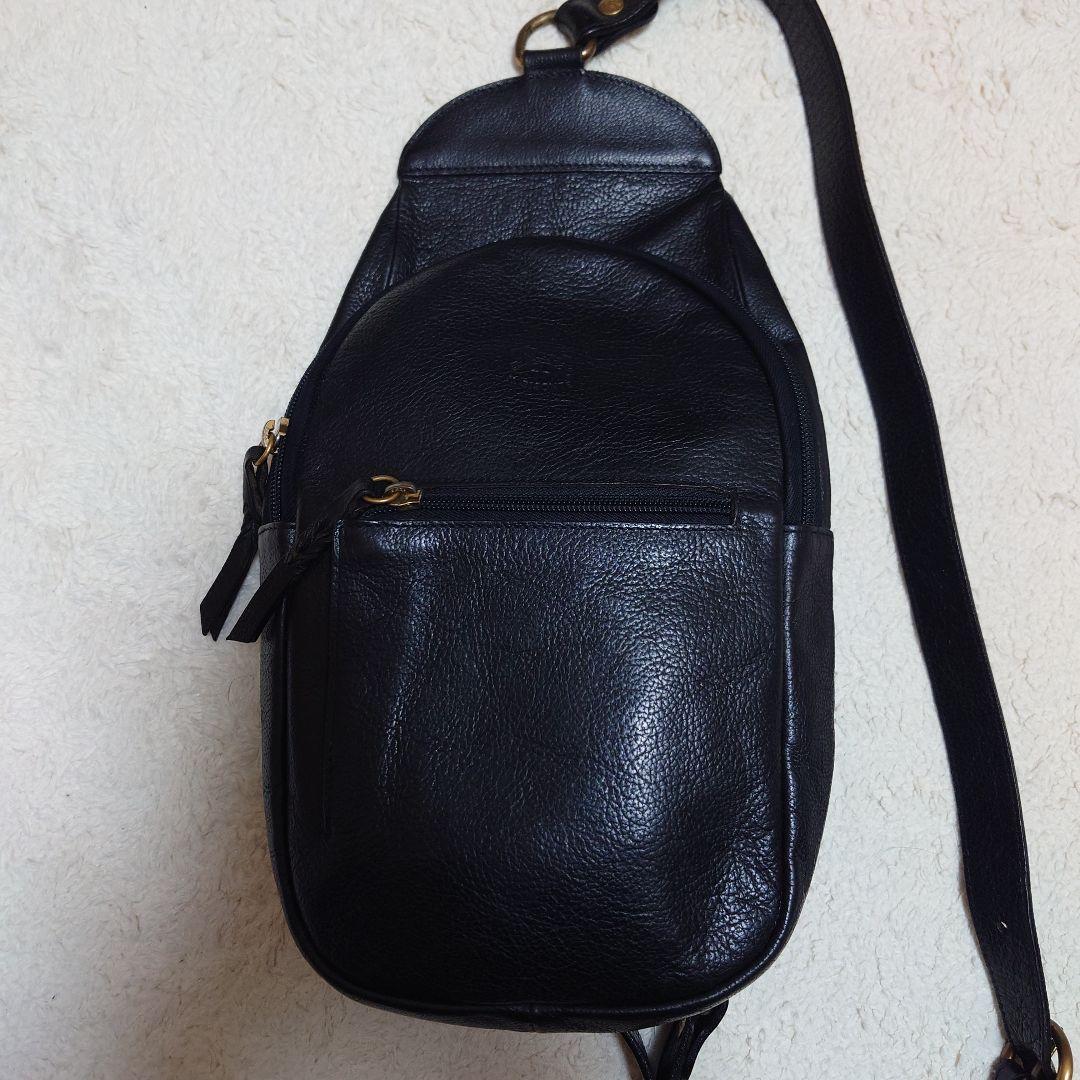 美品　IL BISONTE イルビゾンテ ボディバッグ ブラック レザー