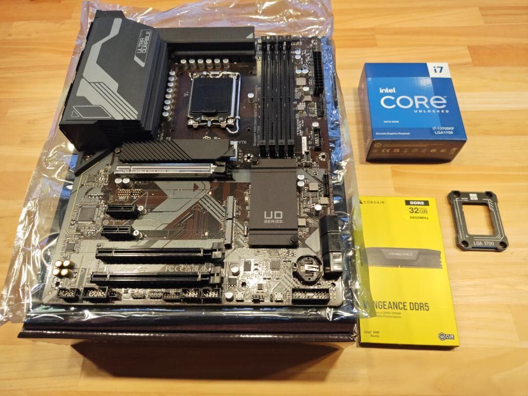 intel Core i7 13700kf + マザボとメモリセット