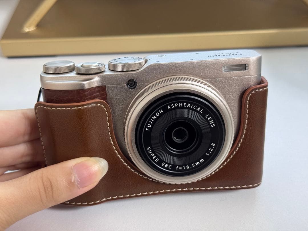 FUJIFILMフジフィルムXF 10 コンパクトデジタルカメラ ゴールド