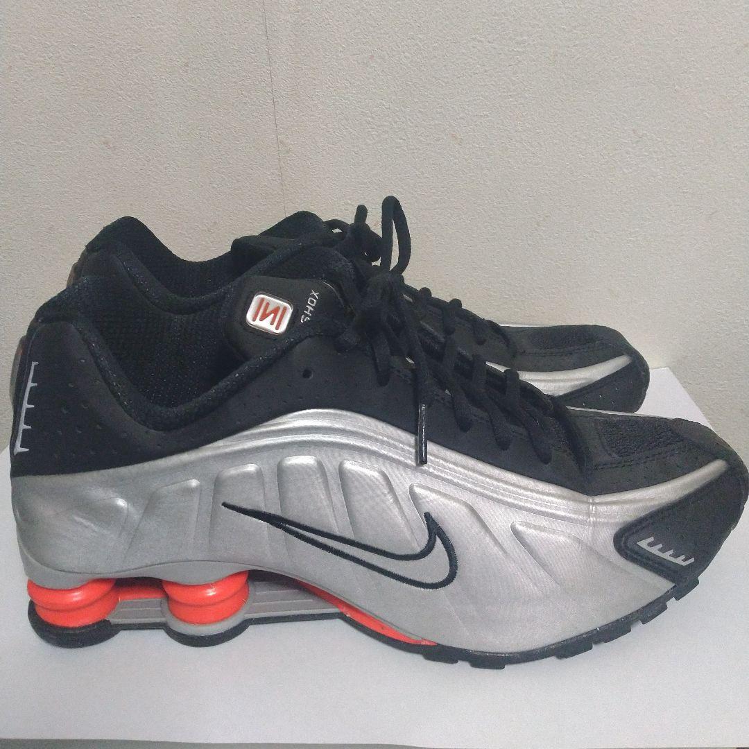 シザ・NIKE SHOX R4