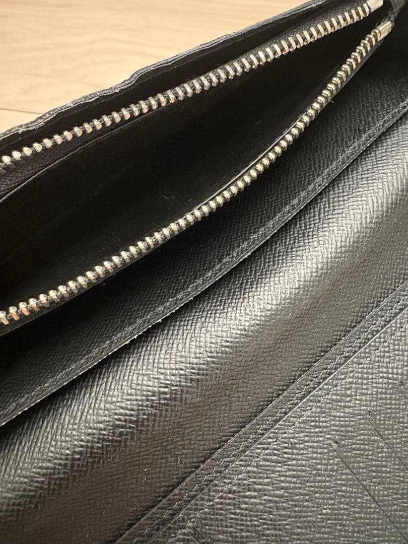Louis Vuitton エピレザー 二つ折り長財布 ブラック