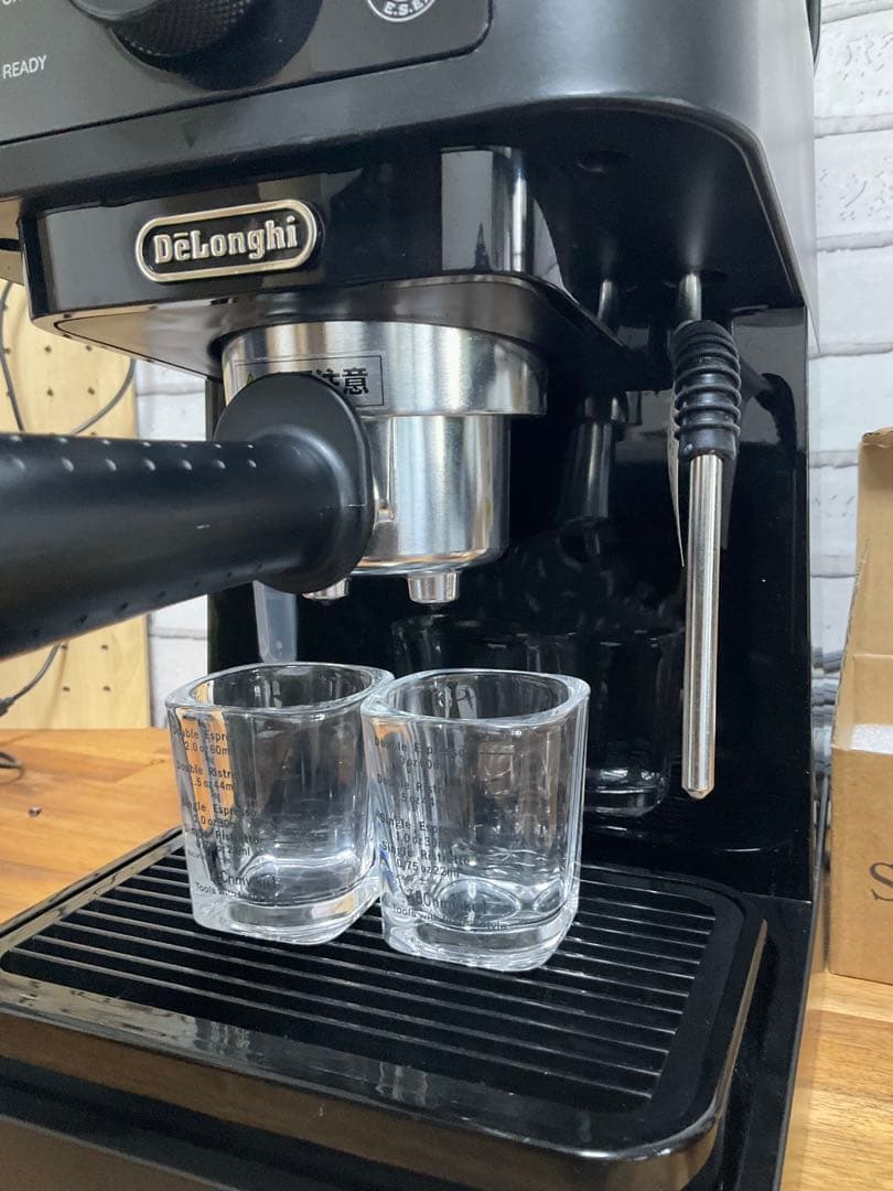 De'Longhi エスプレッソマシン 本体とショット&ミルクピッチャー