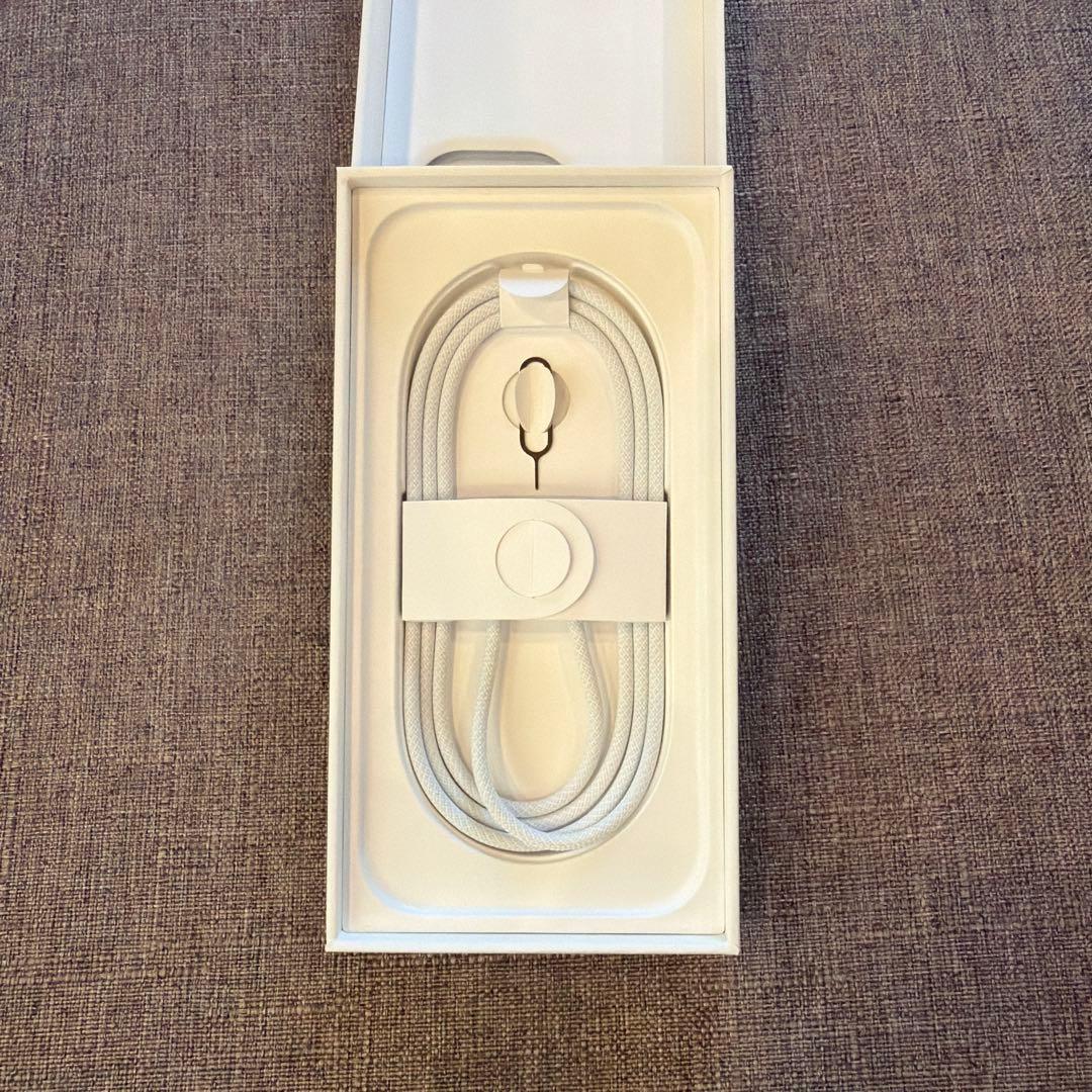 Apple iPhone 16 Pro シルバー SIMフリー　本体 画面割れ有