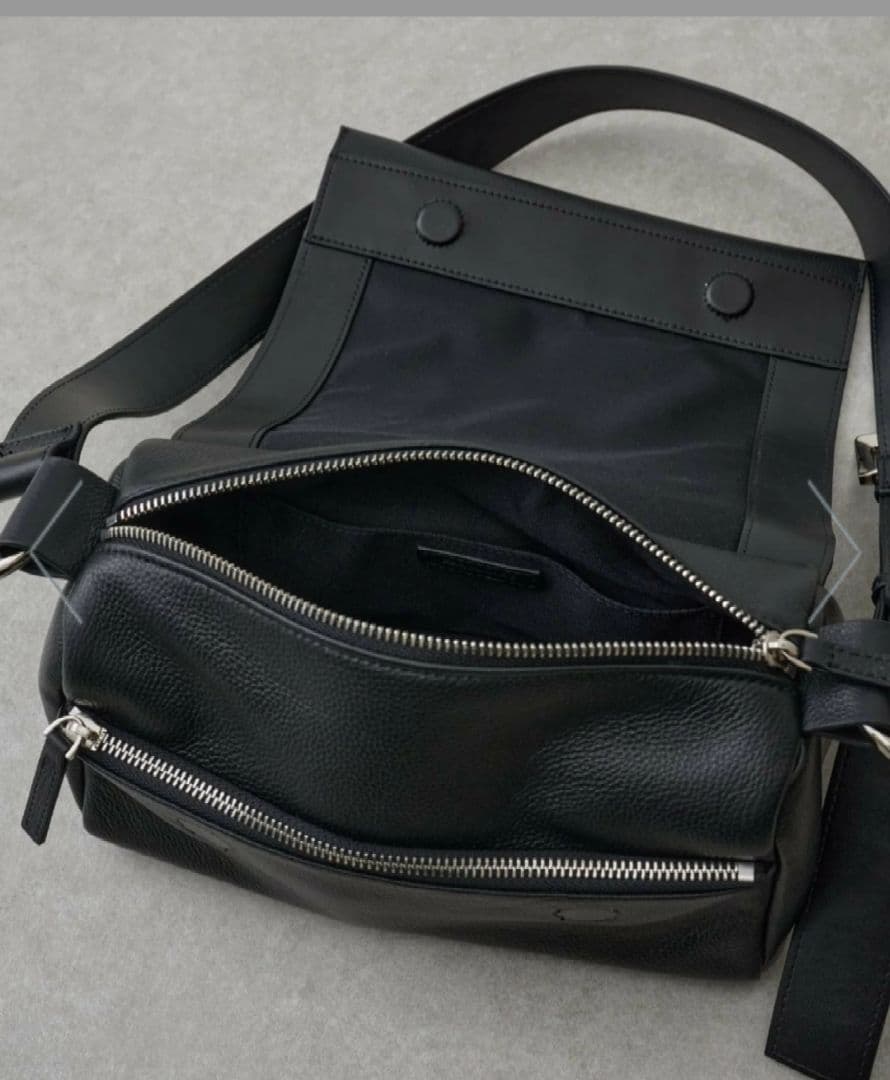 ビアズリー 黒 レザー ショルダーバッグ ボディバッグ