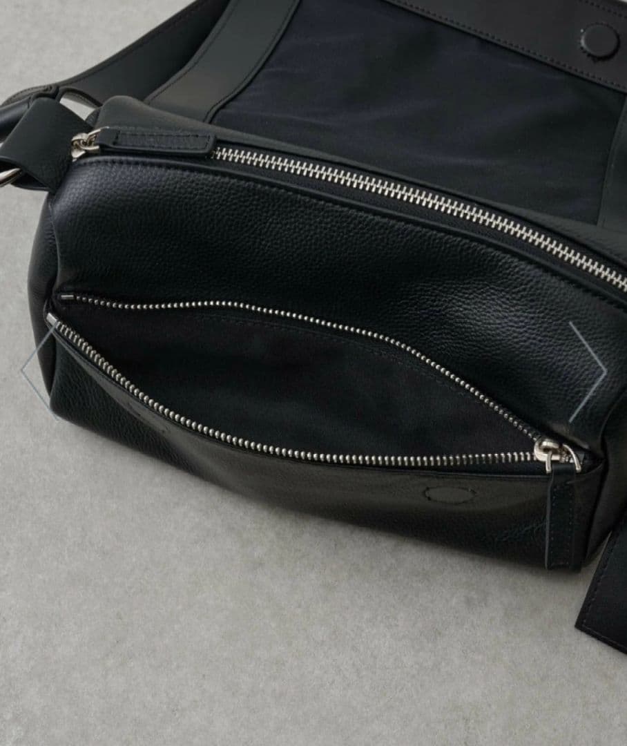 ビアズリー 黒 レザー ショルダーバッグ ボディバッグ