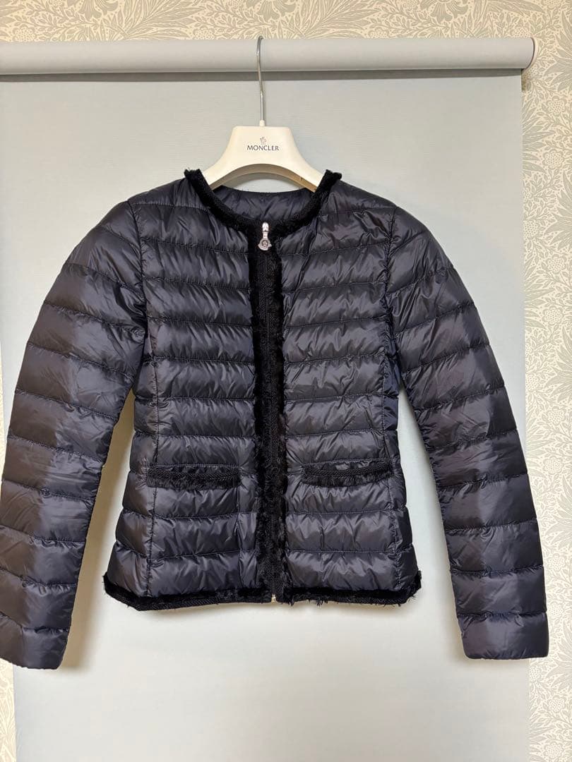 【美品】Moncler モンクレール　ノーカラーライトダウンジャケット