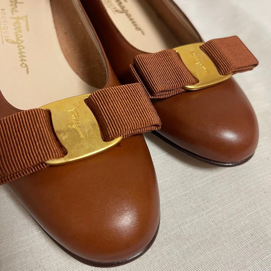 フェラガモ　超美品　ブラウン パンプス 6.5Ｂ　幅狭　ヴァラリボン