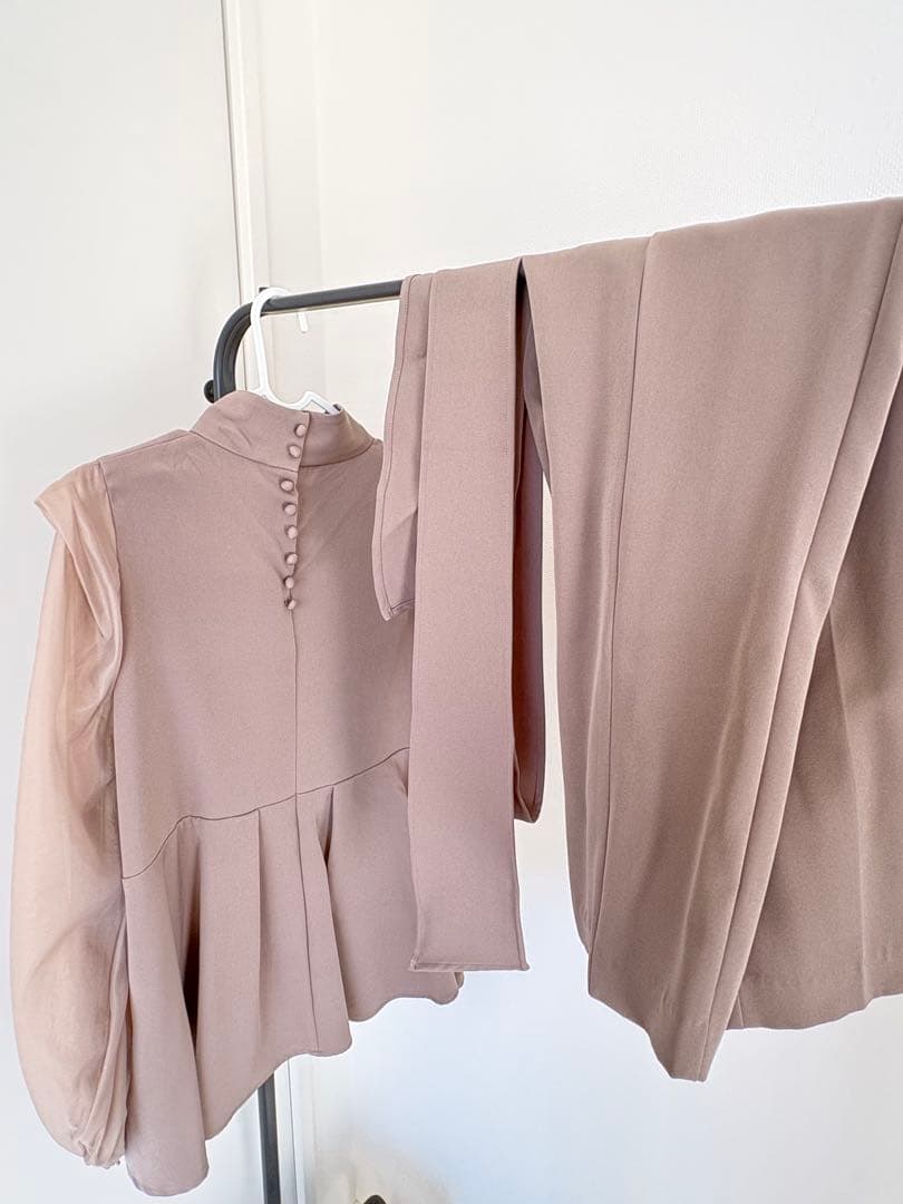 【美品】ボウタイ付き セットアップ風 パンツスーツ ベージュ