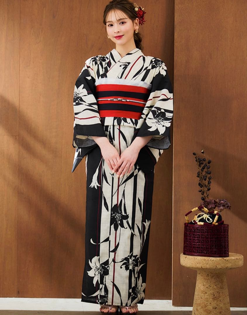 新品未使用　ストライプ×百合レトロモダン浴衣【浴衣３点セット浴衣/帯/下駄】