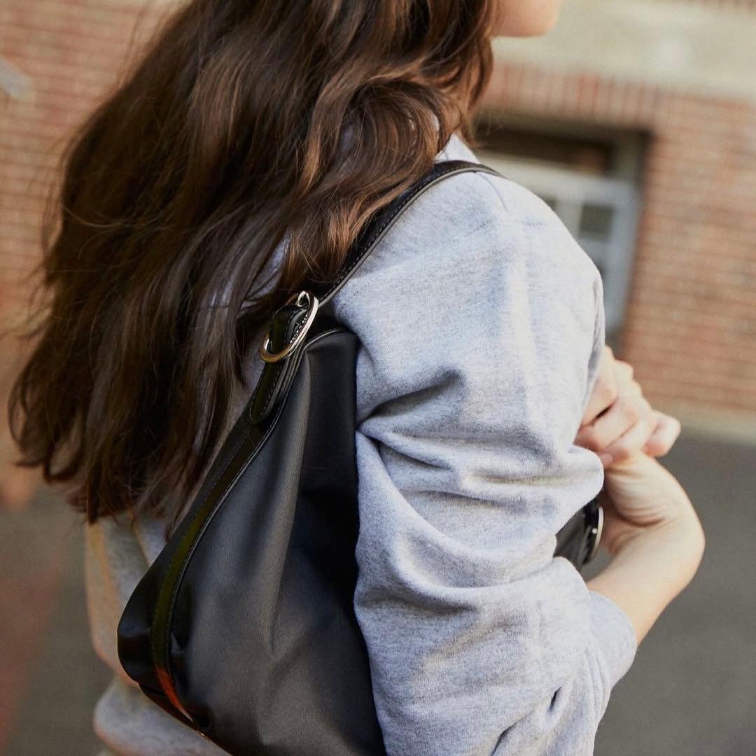 【美品】TOUT Y EST ブラックハンドバッグ