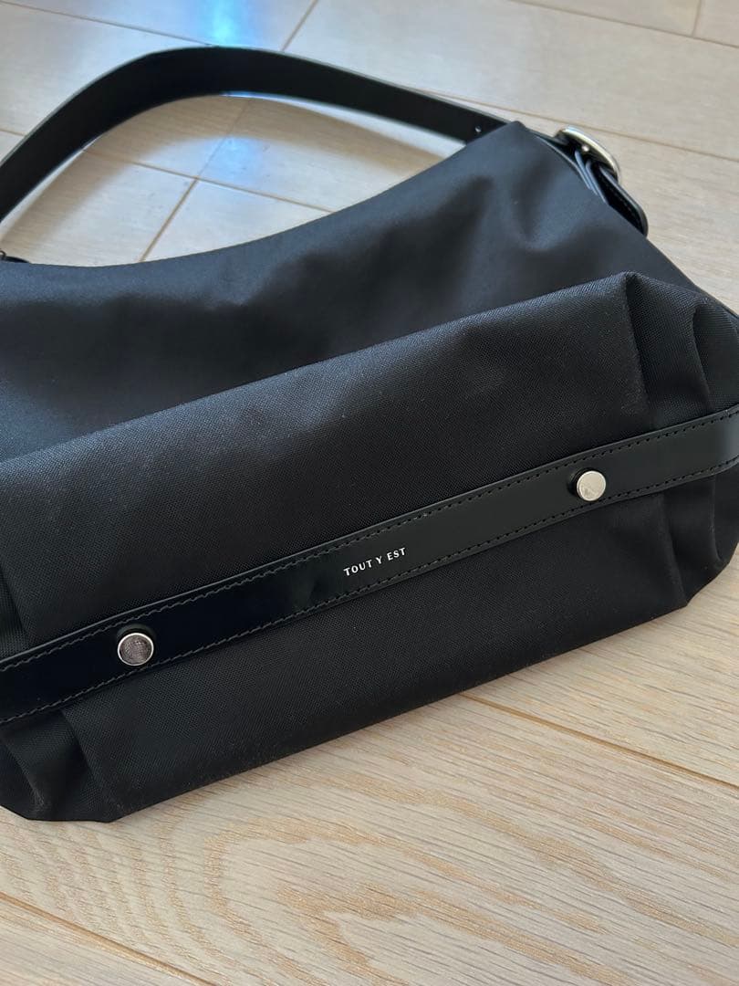 【美品】TOUT Y EST ブラックハンドバッグ
