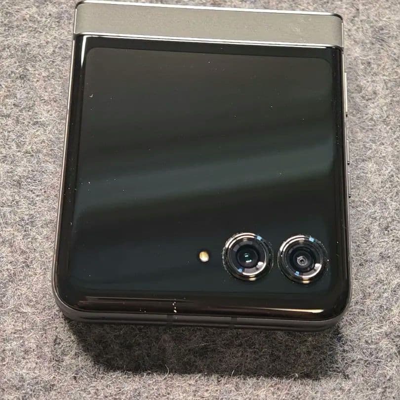 Motorola razr 50 コアラグレー｜SIMフリー・折りたたみ