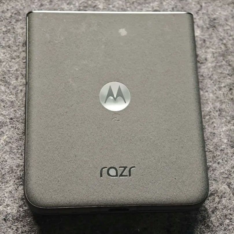 Motorola razr 50 コアラグレー｜SIMフリー・折りたたみ