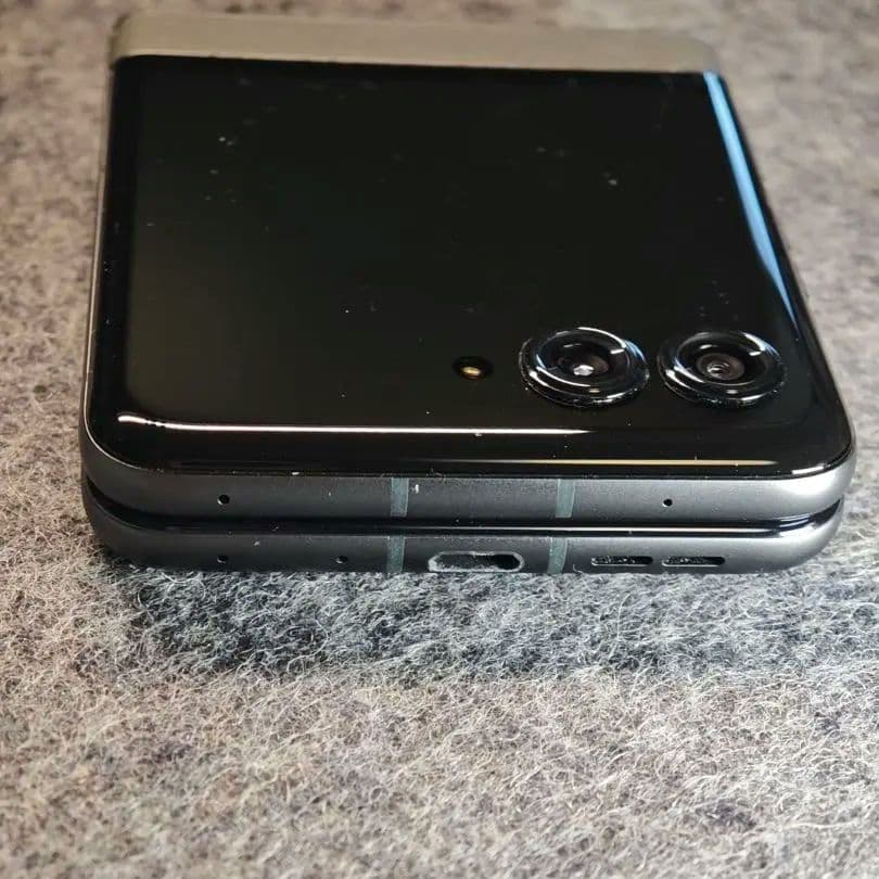 Motorola razr 50 コアラグレー｜SIMフリー・折りたたみ