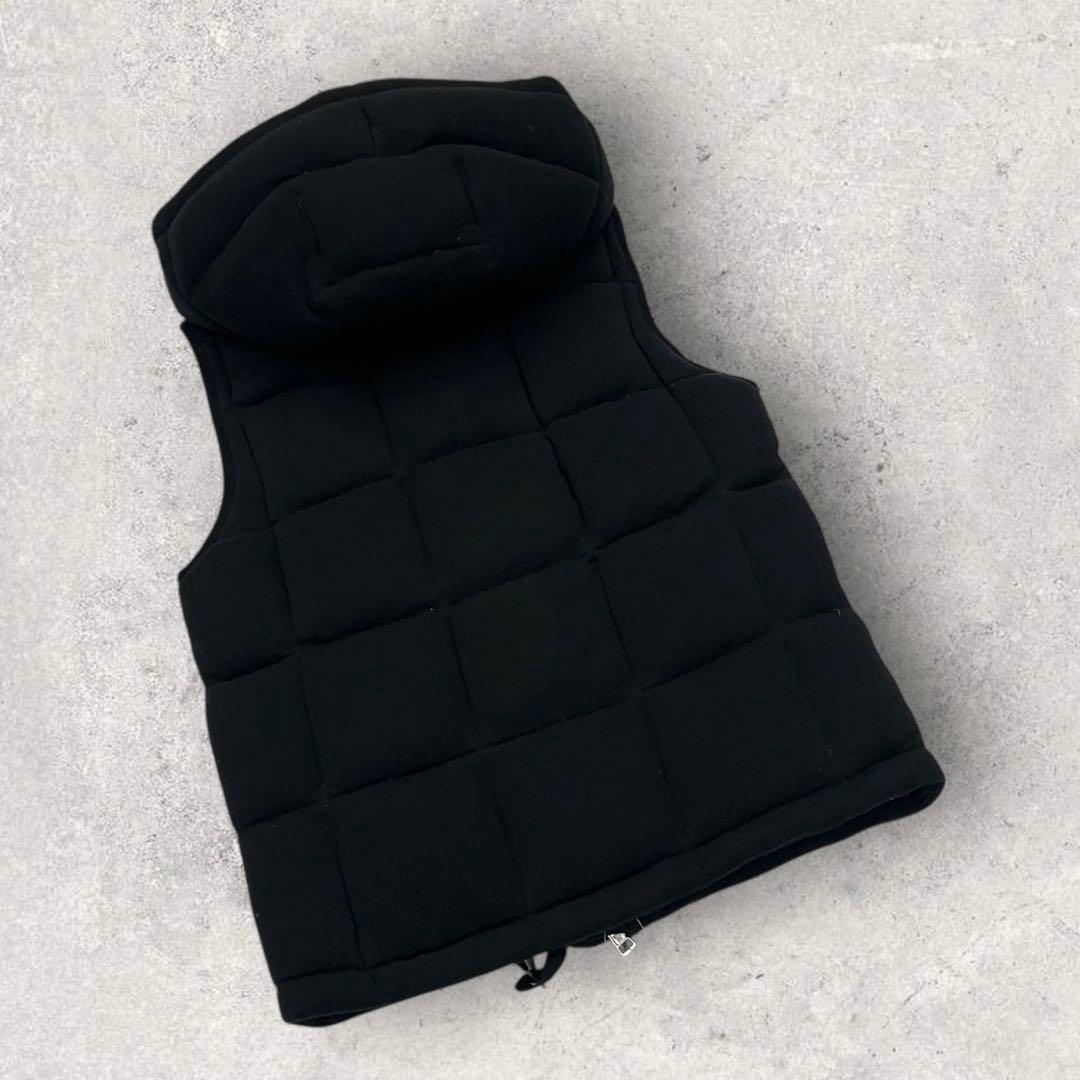 12036【美品・鑑定済み】モンクレール　ダウンベスト　黒　ワンポイント
