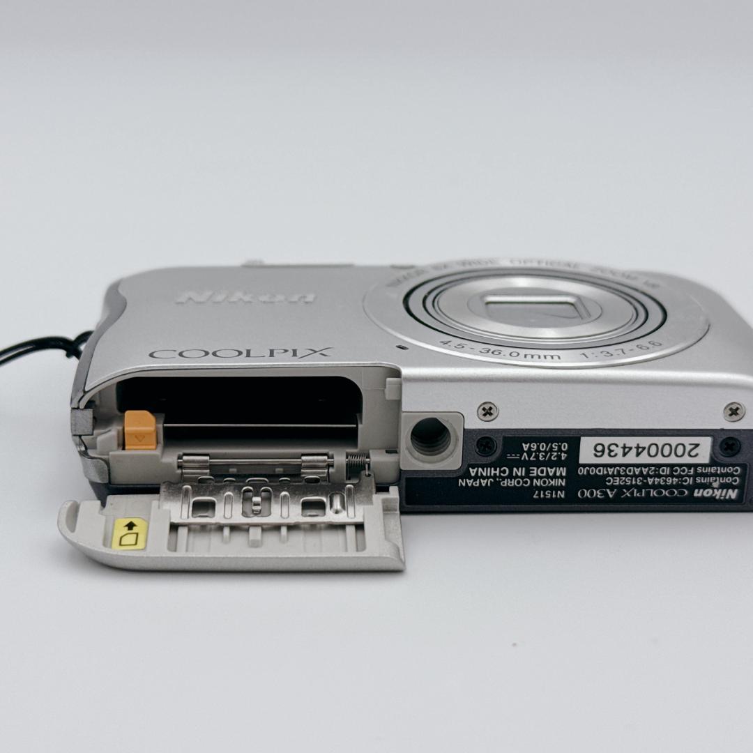 【概ね美品】Nikon COOLPIX A300 デジタルカメラ シルバー