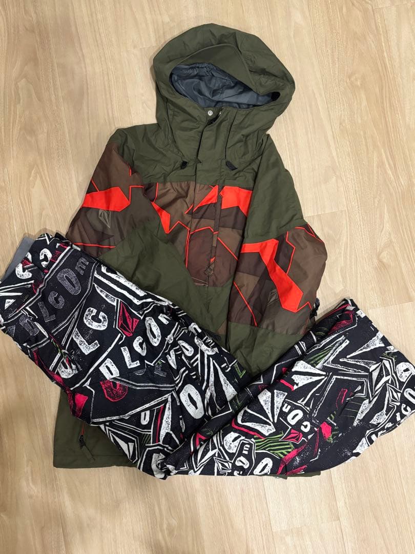 VOLCOM スノーボードウェア 上下セット　Mサイズ