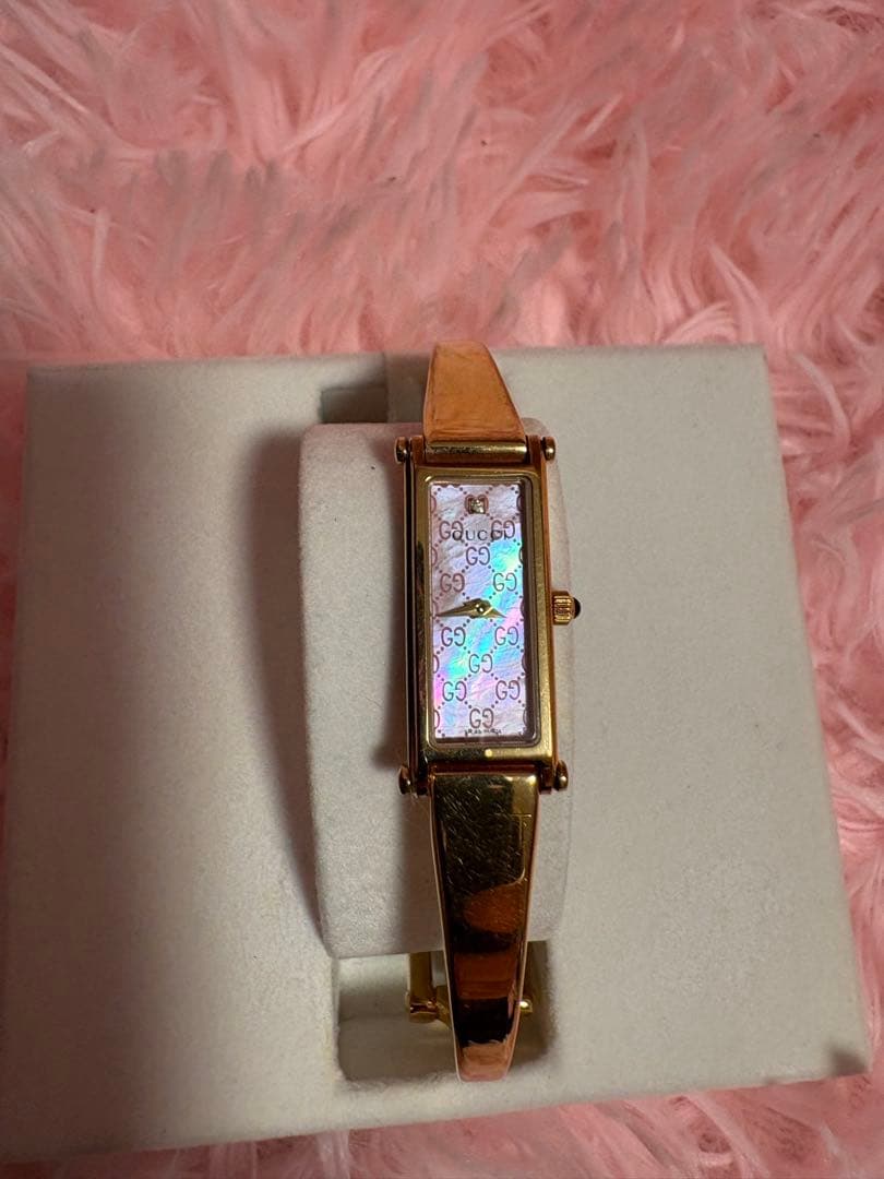石枝火舵　　 GUCCI ゴールドバングル時計 虹色ロゴデザイン