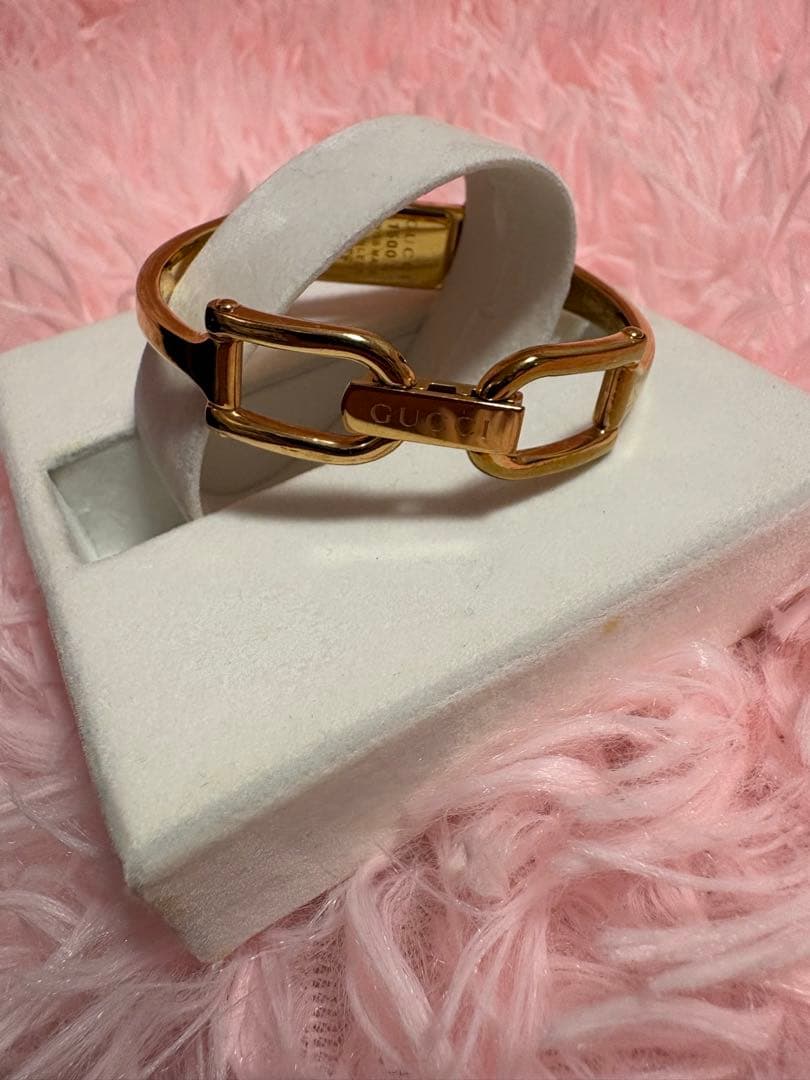 石枝火舵　　 GUCCI ゴールドバングル時計 虹色ロゴデザイン