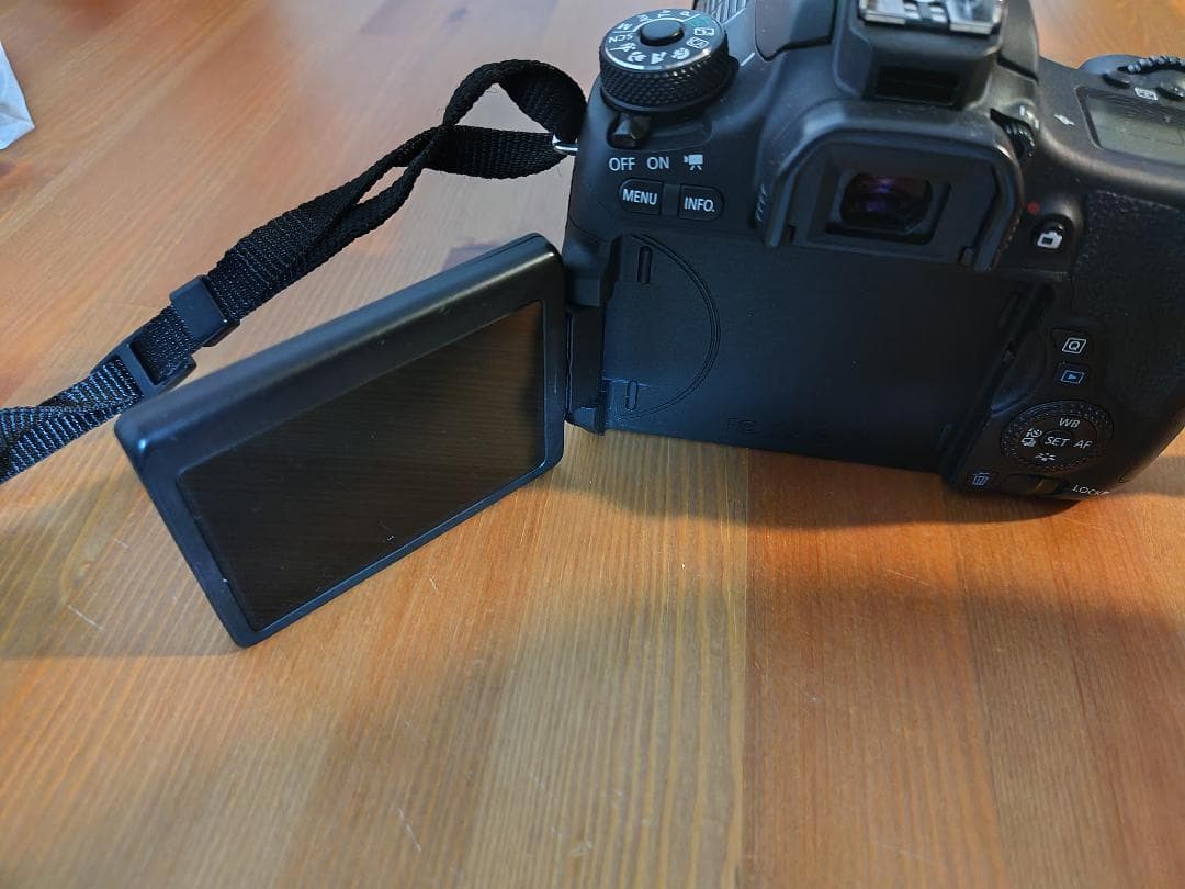 EOS 8000D EF-S18-135 IS STM レンズキット+SDカード