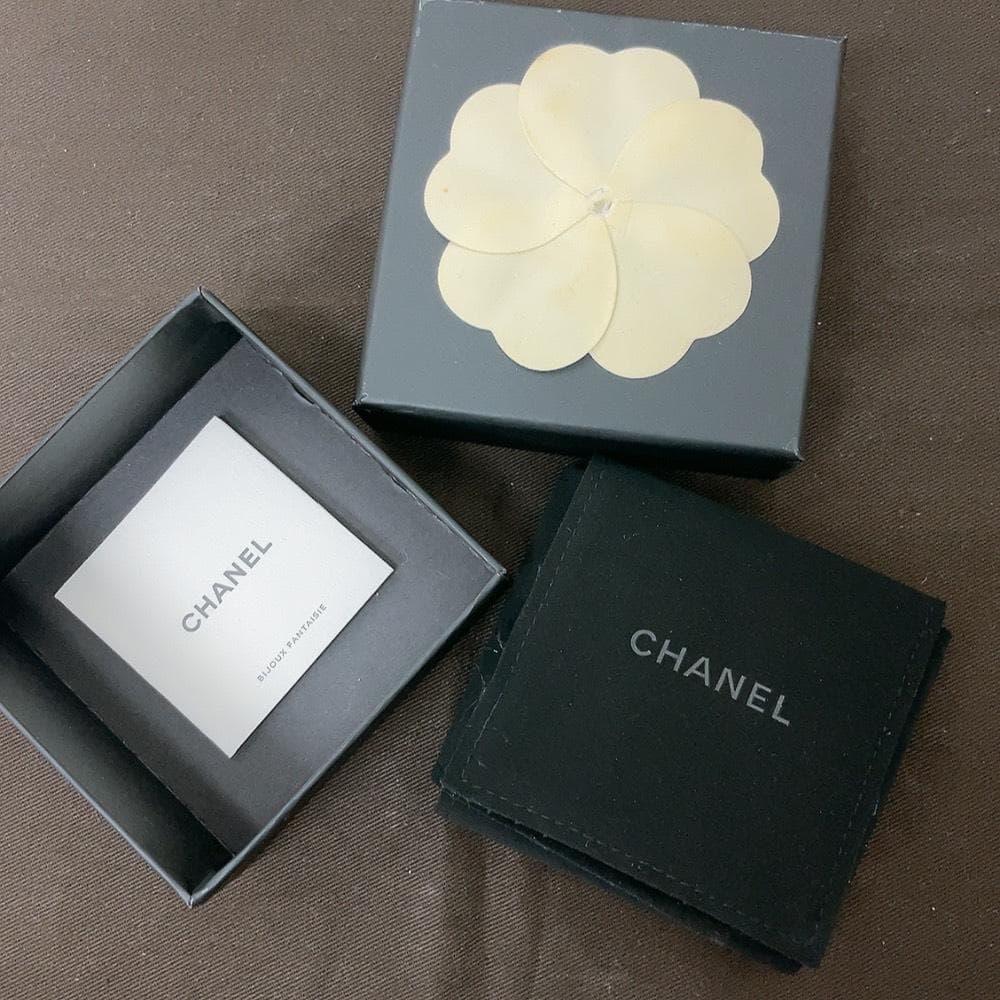 シャネル ココマーク B21C Fパール ブローチ アクセサリー シルバー 箱付