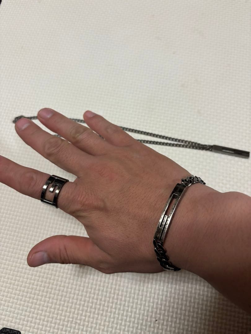 GUCCI ブラック金属製ネックレス・ブレスレット・リングセット