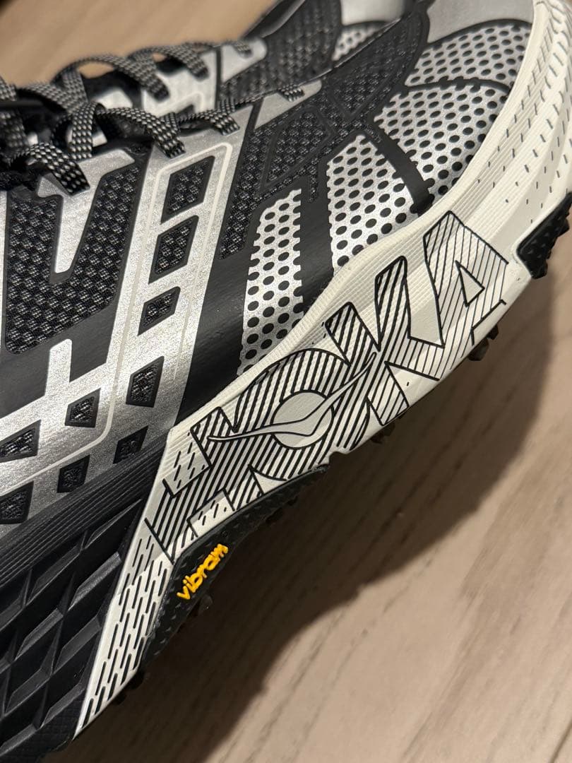 HOKA トレイルスニーカー Vibramソール ブラック/シルバー