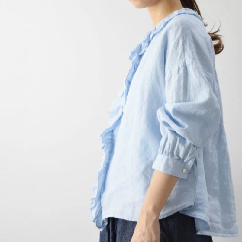 ツムグ／立体フリル リネンブラウス ライトブルー サックス 長袖 フリルシャツ
