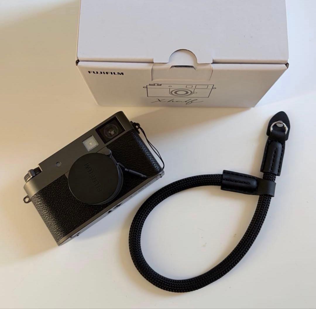 【富士フイルム】Xhalf チャコールシルバー＋ストラップ