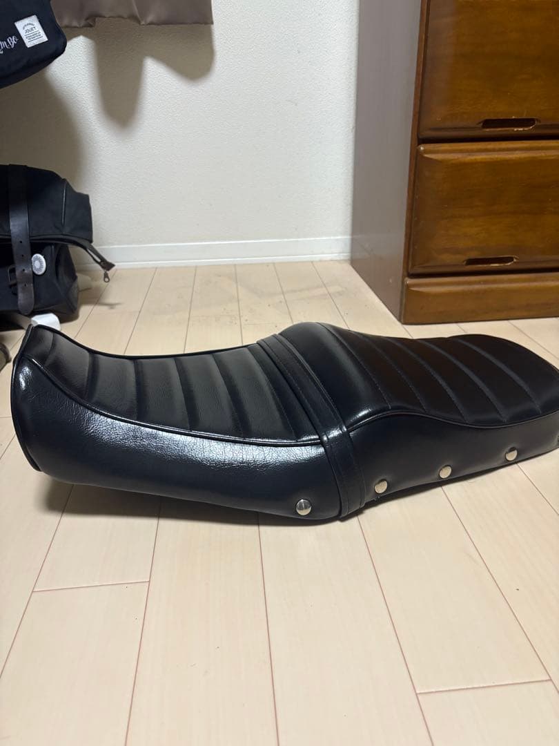 gb350シート　タックロール鋲打ち