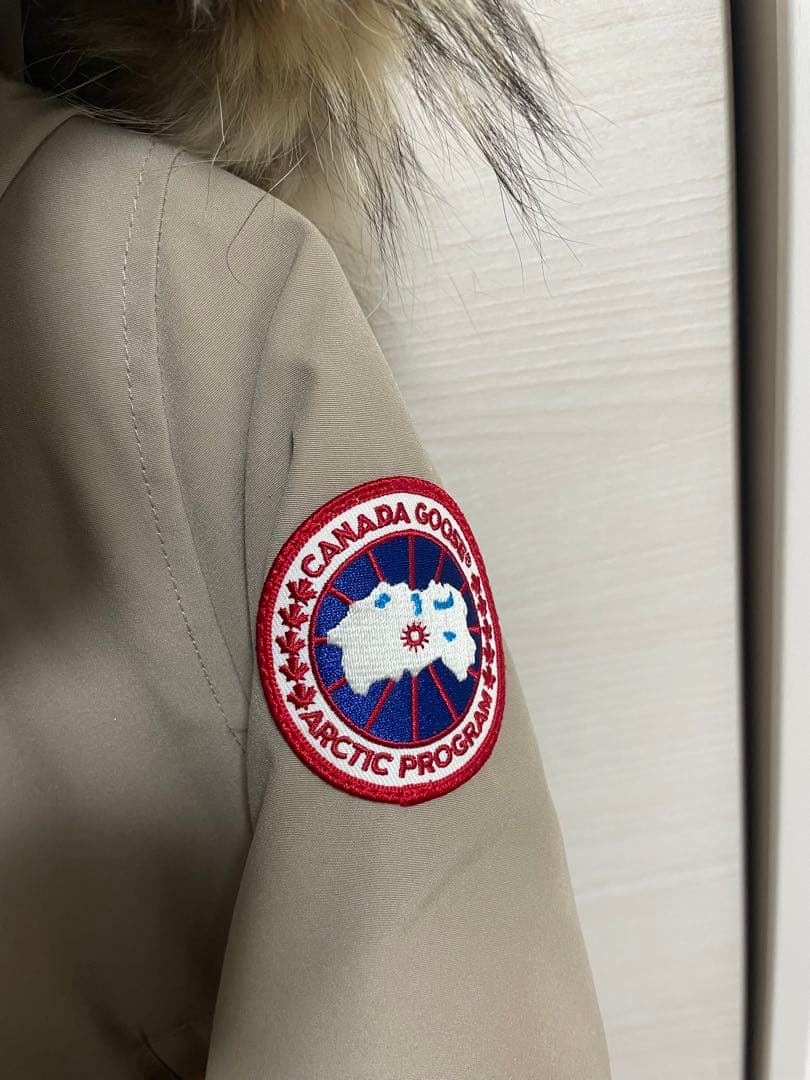   ベージュ ダウンジャケット