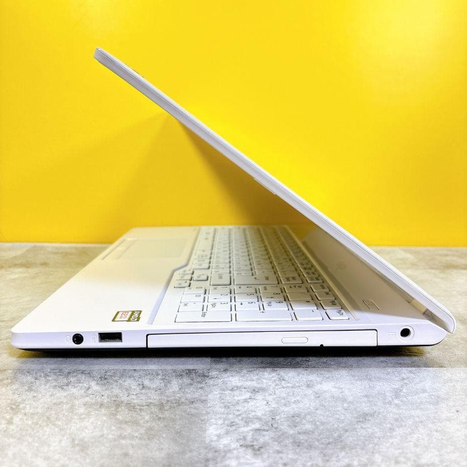 かわいい白❣快適ノートパソコン✨SSD搭載 カメラ付き 薄型 Windows11