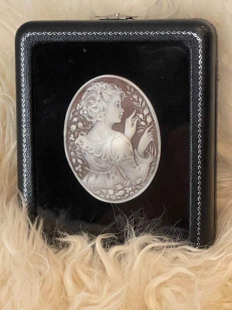 【新品】ＦＣＯ氏作　女性彫刻 高級シェルカメオルース 60ｍｍ×45ｍｍ