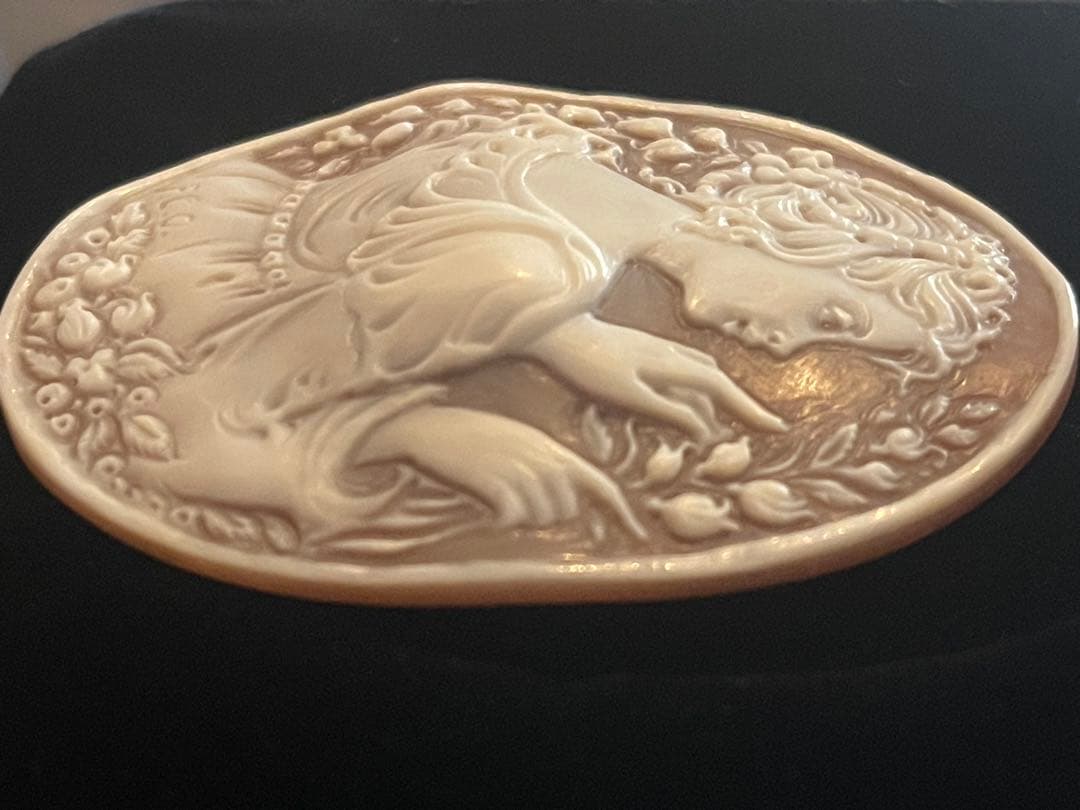 【新品】ＦＣＯ氏作　女性彫刻 高級シェルカメオルース 60ｍｍ×45ｍｍ