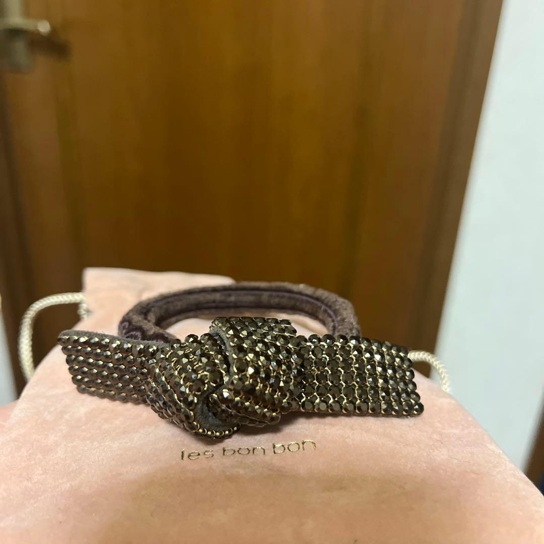 acca オードリー　ビジュー付きリボン ヘアゴム　ダークブラウン　ブリジット