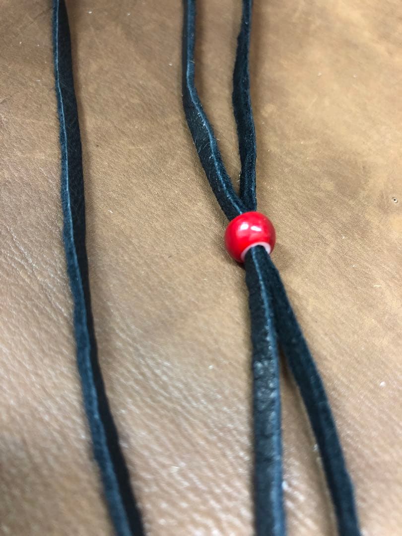 鹿革紐3ミリ、2ミリ、アソートネック28本、朱赤色約ビーズ2種各200粒